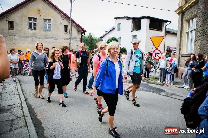 Zdjęcie w galerii na portalu naszraciborz.pl: Z Maryją idą głosić miłosierdzie. Pielgrzymi z powiatu raciborskiego w drodze na Jasną Górę  wiadomości z regionu