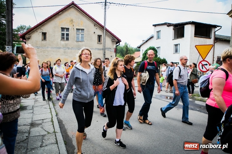 Zdjęcie w galerii na portalu naszraciborz.pl: Z Maryją idą głosić miłosierdzie. Pielgrzymi z powiatu raciborskiego w drodze na Jasną Górę  wiadomości z regionu
