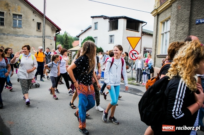 Zdjęcie w galerii na portalu naszraciborz.pl: Z Maryją idą głosić miłosierdzie. Pielgrzymi z powiatu raciborskiego w drodze na Jasną Górę  wiadomości z regionu