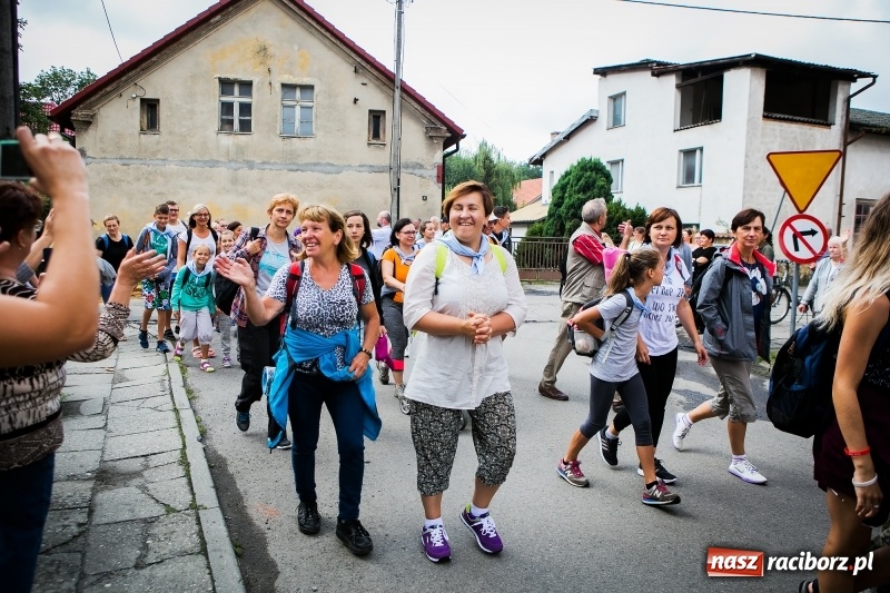 Zdjęcie w galerii na portalu naszraciborz.pl: Z Maryją idą głosić miłosierdzie. Pielgrzymi z powiatu raciborskiego w drodze na Jasną Górę  wiadomości z regionu