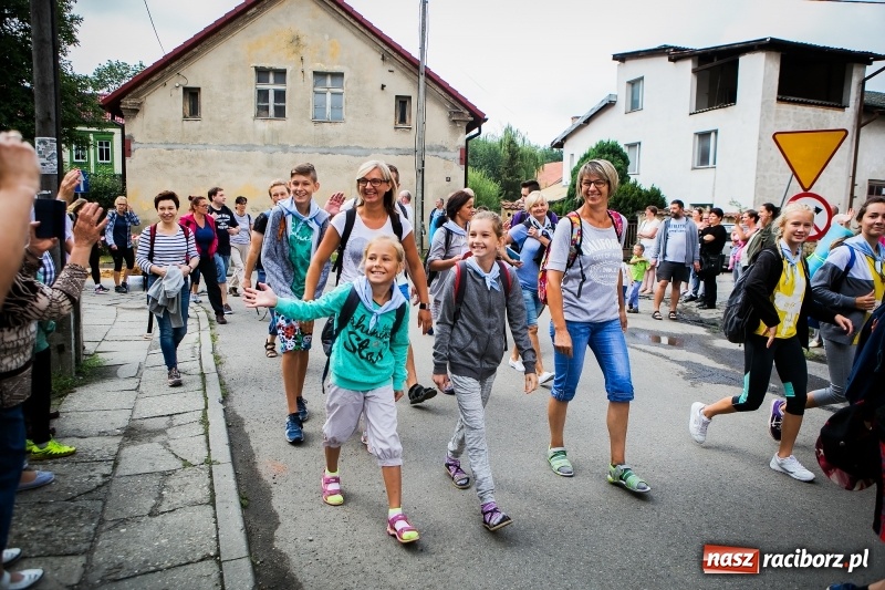 Zdjęcie w galerii na portalu naszraciborz.pl: Z Maryją idą głosić miłosierdzie. Pielgrzymi z powiatu raciborskiego w drodze na Jasną Górę  wiadomości z regionu