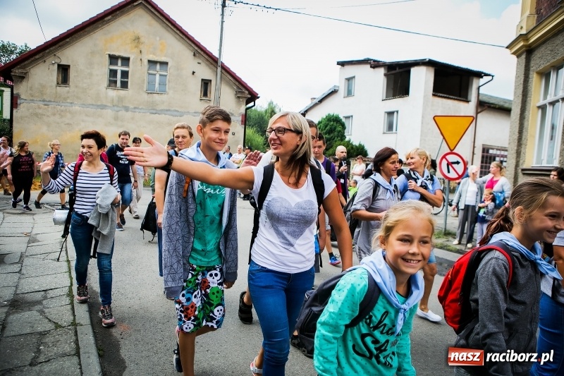 Zdjęcie w galerii na portalu naszraciborz.pl: Z Maryją idą głosić miłosierdzie. Pielgrzymi z powiatu raciborskiego w drodze na Jasną Górę  wiadomości z regionu