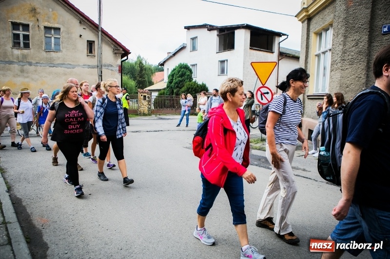 Zdjęcie w galerii na portalu naszraciborz.pl: Z Maryją idą głosić miłosierdzie. Pielgrzymi z powiatu raciborskiego w drodze na Jasną Górę  wiadomości z regionu