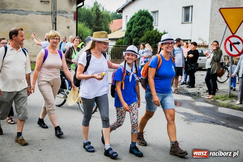 Zdjęcie w galerii na portalu naszraciborz.pl: Z Maryją idą głosić miłosierdzie. Pielgrzymi z powiatu raciborskiego w drodze na Jasną Górę  wiadomości z regionu