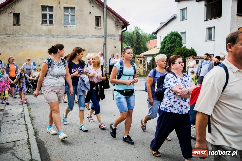 Zdjęcie w galerii na portalu naszraciborz.pl: Z Maryją idą głosić miłosierdzie. Pielgrzymi z powiatu raciborskiego w drodze na Jasną Górę  wiadomości z regionu
