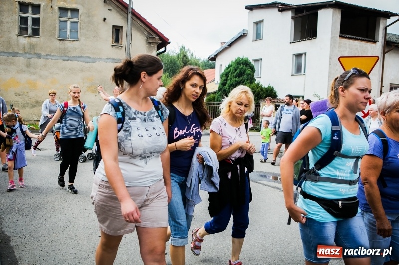 Zdjęcie w galerii na portalu naszraciborz.pl: Z Maryją idą głosić miłosierdzie. Pielgrzymi z powiatu raciborskiego w drodze na Jasną Górę  wiadomości z regionu