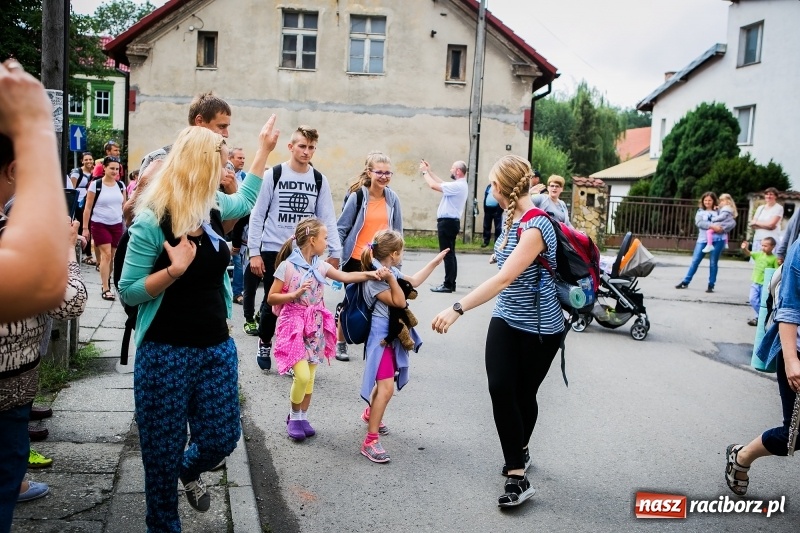 Zdjęcie w galerii na portalu naszraciborz.pl: Z Maryją idą głosić miłosierdzie. Pielgrzymi z powiatu raciborskiego w drodze na Jasną Górę  wiadomości z regionu