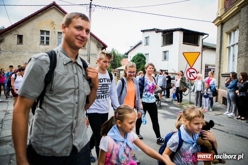 Zdjęcie w galerii na portalu naszraciborz.pl: Z Maryją idą głosić miłosierdzie. Pielgrzymi z powiatu raciborskiego w drodze na Jasną Górę  wiadomości z regionu