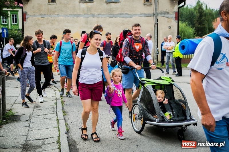 Zdjęcie w galerii na portalu naszraciborz.pl: Z Maryją idą głosić miłosierdzie. Pielgrzymi z powiatu raciborskiego w drodze na Jasną Górę  wiadomości z regionu