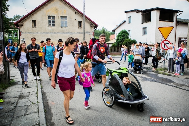Zdjęcie w galerii na portalu naszraciborz.pl: Z Maryją idą głosić miłosierdzie. Pielgrzymi z powiatu raciborskiego w drodze na Jasną Górę  wiadomości z regionu