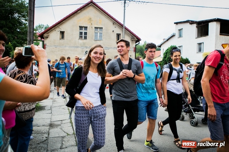 Zdjęcie w galerii na portalu naszraciborz.pl: Z Maryją idą głosić miłosierdzie. Pielgrzymi z powiatu raciborskiego w drodze na Jasną Górę  wiadomości z regionu