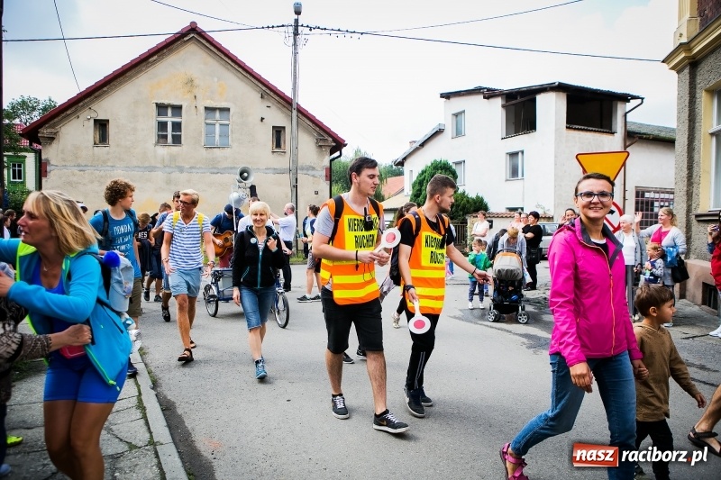 Zdjęcie w galerii na portalu naszraciborz.pl: Z Maryją idą głosić miłosierdzie. Pielgrzymi z powiatu raciborskiego w drodze na Jasną Górę  wiadomości z regionu