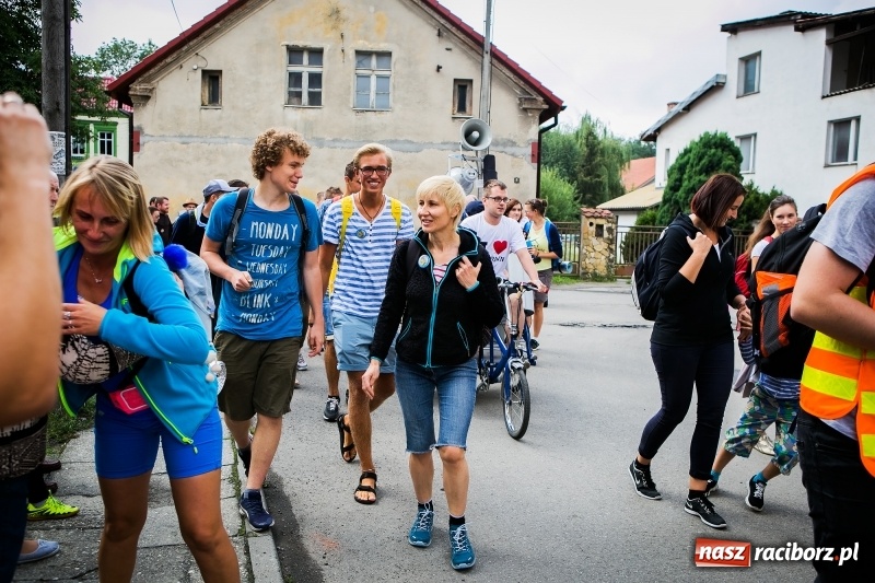 Zdjęcie w galerii na portalu naszraciborz.pl: Z Maryją idą głosić miłosierdzie. Pielgrzymi z powiatu raciborskiego w drodze na Jasną Górę  wiadomości z regionu