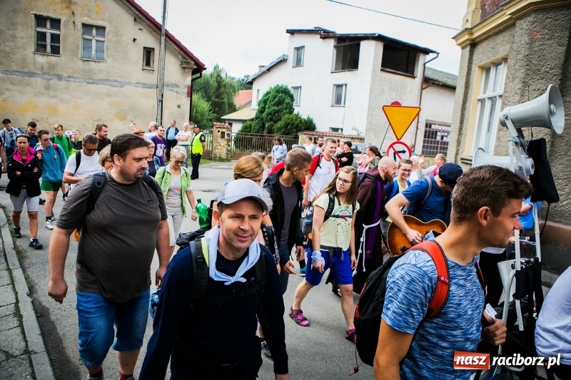 Zdjęcie w galerii na portalu naszraciborz.pl: Z Maryją idą głosić miłosierdzie. Pielgrzymi z powiatu raciborskiego w drodze na Jasną Górę  wiadomości z regionu