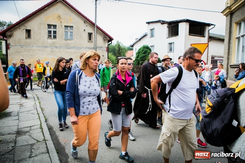 Zdjęcie w galerii na portalu naszraciborz.pl: Z Maryją idą głosić miłosierdzie. Pielgrzymi z powiatu raciborskiego w drodze na Jasną Górę  wiadomości z regionu