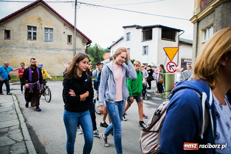 Zdjęcie w galerii na portalu naszraciborz.pl: Z Maryją idą głosić miłosierdzie. Pielgrzymi z powiatu raciborskiego w drodze na Jasną Górę  wiadomości z regionu