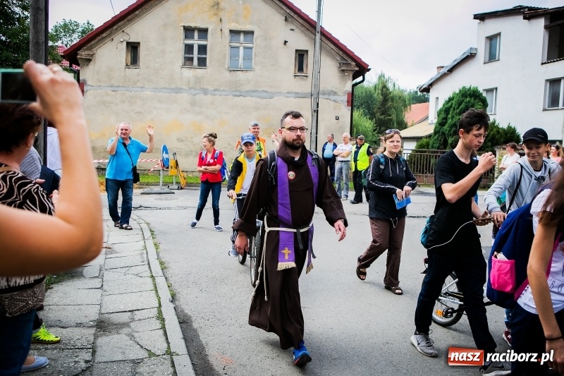 Zdjęcie w galerii na portalu naszraciborz.pl: Z Maryją idą głosić miłosierdzie. Pielgrzymi z powiatu raciborskiego w drodze na Jasną Górę  wiadomości z regionu