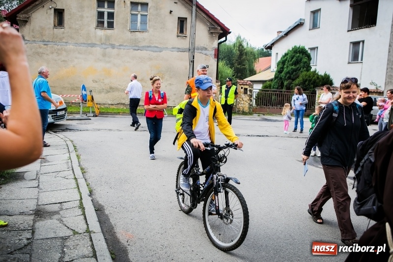 Zdjęcie w galerii na portalu naszraciborz.pl: Z Maryją idą głosić miłosierdzie. Pielgrzymi z powiatu raciborskiego w drodze na Jasną Górę  wiadomości z regionu