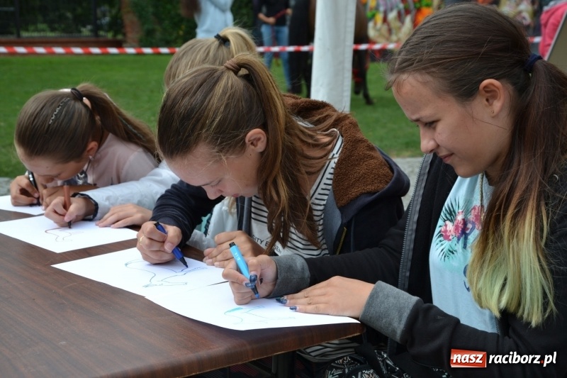Zdjęcie w galerii na portalu naszraciborz.pl: Zajęcia integracyjne człowiek – koń zakończyły letnią akcję Zamkowe Zuchy 2017 wiadomości z regionu