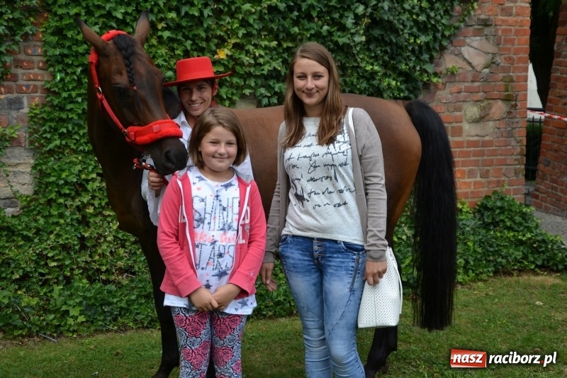 Zdjęcie w galerii na portalu naszraciborz.pl: Zajęcia integracyjne człowiek – koń zakończyły letnią akcję Zamkowe Zuchy 2017 wiadomości z regionu