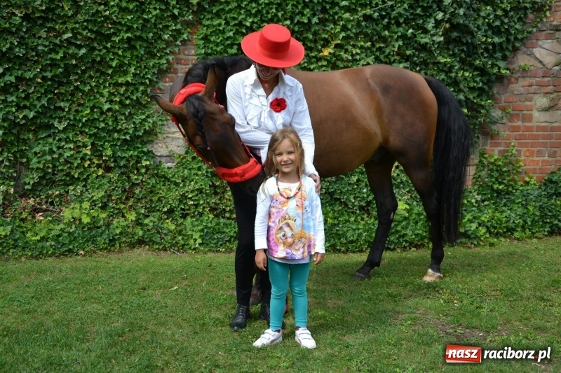 Zdjęcie w galerii na portalu naszraciborz.pl: Zajęcia integracyjne człowiek – koń zakończyły letnią akcję Zamkowe Zuchy 2017 wiadomości z regionu