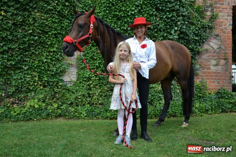 Zdjęcie w galerii na portalu naszraciborz.pl: Zajęcia integracyjne człowiek – koń zakończyły letnią akcję Zamkowe Zuchy 2017 wiadomości z regionu