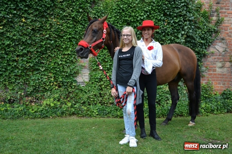 Zdjęcie w galerii na portalu naszraciborz.pl: Zajęcia integracyjne człowiek – koń zakończyły letnią akcję Zamkowe Zuchy 2017 wiadomości z regionu