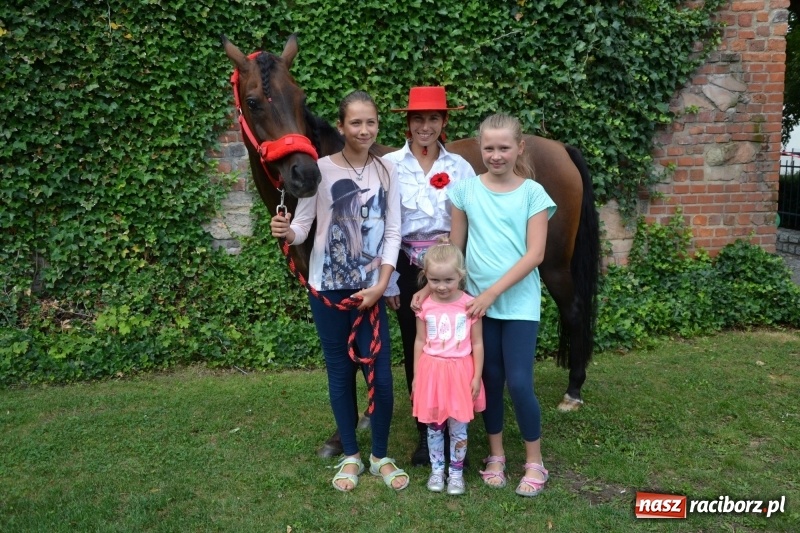 Zdjęcie w galerii na portalu naszraciborz.pl: Zajęcia integracyjne człowiek – koń zakończyły letnią akcję Zamkowe Zuchy 2017 wiadomości z regionu