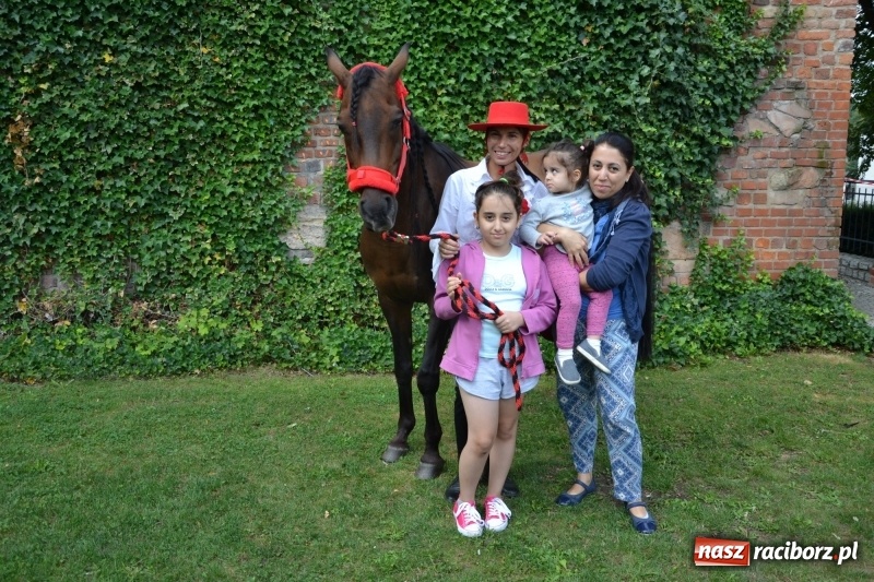 Zdjęcie w galerii na portalu naszraciborz.pl: Zajęcia integracyjne człowiek – koń zakończyły letnią akcję Zamkowe Zuchy 2017 wiadomości z regionu