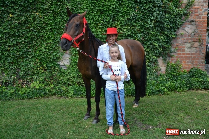 Zdjęcie w galerii na portalu naszraciborz.pl: Zajęcia integracyjne człowiek – koń zakończyły letnią akcję Zamkowe Zuchy 2017 wiadomości z regionu