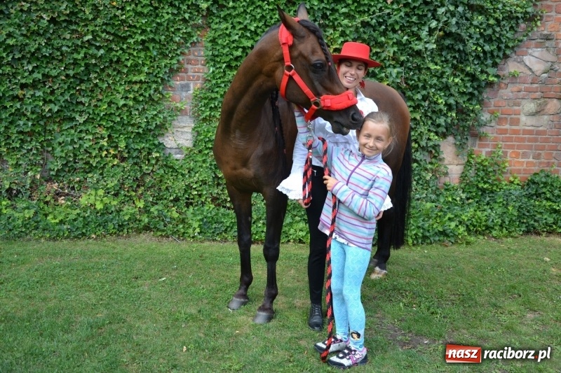 Zdjęcie w galerii na portalu naszraciborz.pl: Zajęcia integracyjne człowiek – koń zakończyły letnią akcję Zamkowe Zuchy 2017 wiadomości z regionu