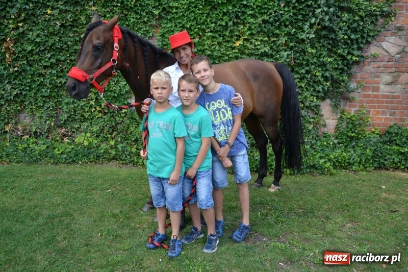 Zdjęcie w galerii na portalu naszraciborz.pl: Zajęcia integracyjne człowiek – koń zakończyły letnią akcję Zamkowe Zuchy 2017 wiadomości z regionu