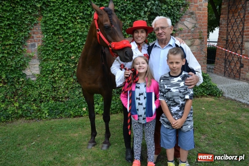 Zdjęcie w galerii na portalu naszraciborz.pl: Zajęcia integracyjne człowiek – koń zakończyły letnią akcję Zamkowe Zuchy 2017 wiadomości z regionu