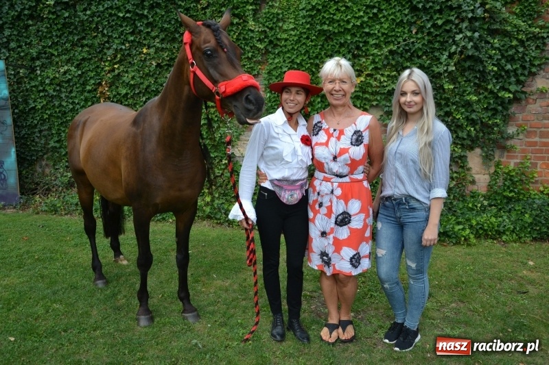 Zdjęcie w galerii na portalu naszraciborz.pl: Zajęcia integracyjne człowiek – koń zakończyły letnią akcję Zamkowe Zuchy 2017 wiadomości z regionu