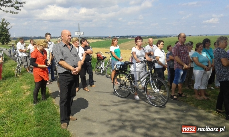 Zdjęcie w galerii na portalu naszraciborz.pl: Stare drzewo dzikiej czereśni - nowe miejsce kultu maryjnego w Borucinie  wiadomości z regionu
