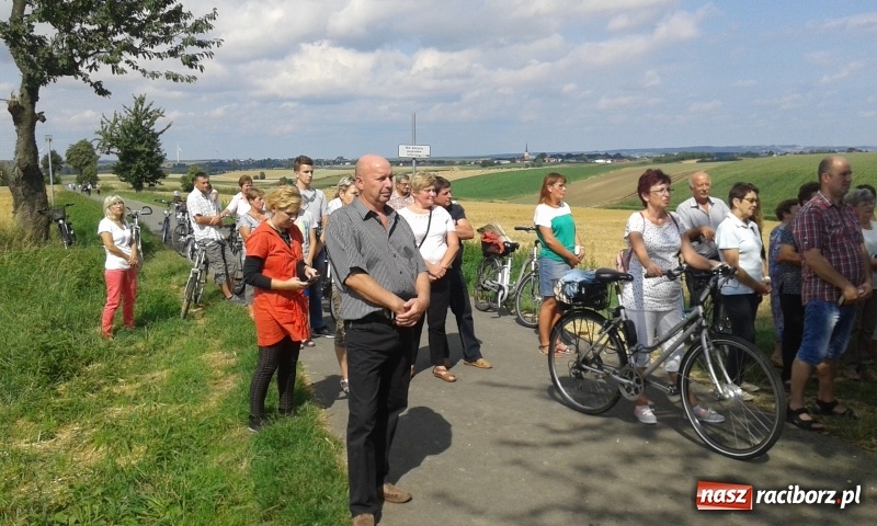 Zdjęcie w galerii na portalu naszraciborz.pl: Stare drzewo dzikiej czereśni - nowe miejsce kultu maryjnego w Borucinie  wiadomości z regionu