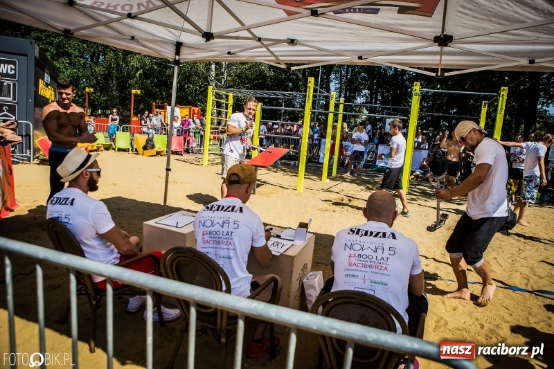 Zdjęcie w galerii na portalu naszraciborz.pl: Widowiskowe zawody na plaży. Trwają Ogólnopolskie Zawody Street Workout wiadomości z regionu