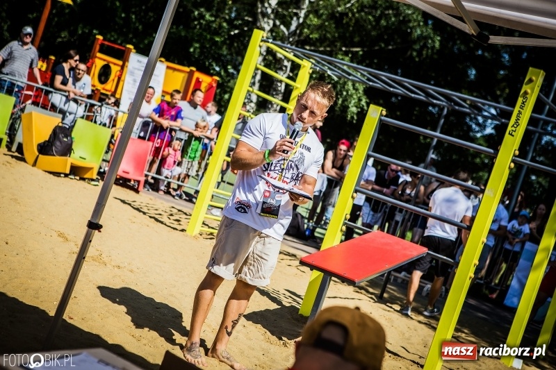 Zdjęcie w galerii na portalu naszraciborz.pl: Widowiskowe zawody na plaży. Trwają Ogólnopolskie Zawody Street Workout wiadomości z regionu