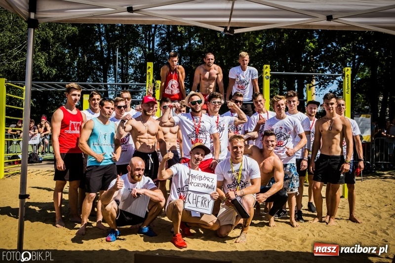 Zdjęcie w galerii na portalu naszraciborz.pl: Widowiskowe zawody na plaży. Trwają Ogólnopolskie Zawody Street Workout wiadomości z regionu