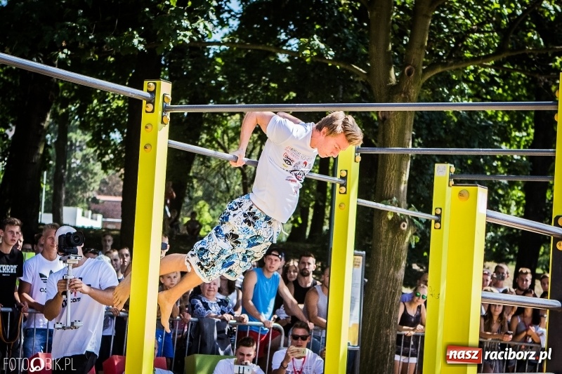 Zdjęcie w galerii na portalu naszraciborz.pl: Widowiskowe zawody na plaży. Trwają Ogólnopolskie Zawody Street Workout wiadomości z regionu