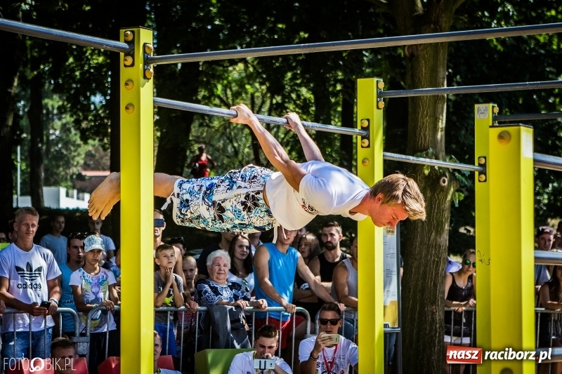 Zdjęcie w galerii na portalu naszraciborz.pl: Widowiskowe zawody na plaży. Trwają Ogólnopolskie Zawody Street Workout wiadomości z regionu