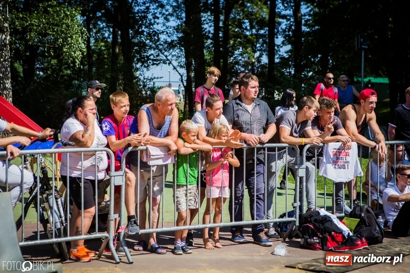 Zdjęcie w galerii na portalu naszraciborz.pl: Widowiskowe zawody na plaży. Trwają Ogólnopolskie Zawody Street Workout wiadomości z regionu