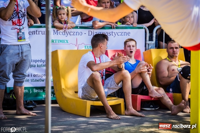 Zdjęcie w galerii na portalu naszraciborz.pl: Widowiskowe zawody na plaży. Trwają Ogólnopolskie Zawody Street Workout wiadomości z regionu