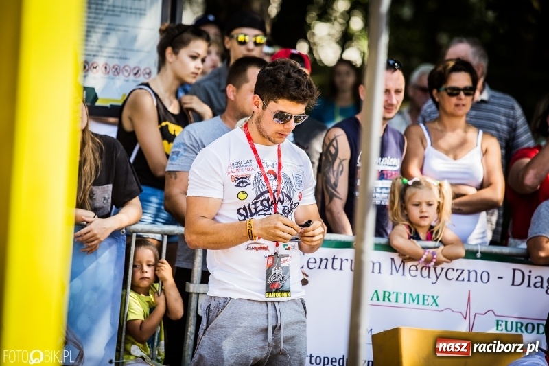 Zdjęcie w galerii na portalu naszraciborz.pl: Widowiskowe zawody na plaży. Trwają Ogólnopolskie Zawody Street Workout wiadomości z regionu