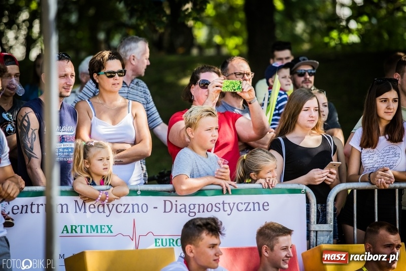 Zdjęcie w galerii na portalu naszraciborz.pl: Widowiskowe zawody na plaży. Trwają Ogólnopolskie Zawody Street Workout wiadomości z regionu