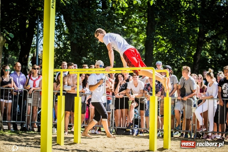 Zdjęcie w galerii na portalu naszraciborz.pl: Widowiskowe zawody na plaży. Trwają Ogólnopolskie Zawody Street Workout wiadomości z regionu