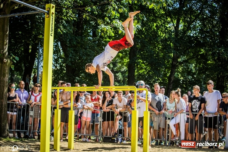 Zdjęcie w galerii na portalu naszraciborz.pl: Widowiskowe zawody na plaży. Trwają Ogólnopolskie Zawody Street Workout wiadomości z regionu