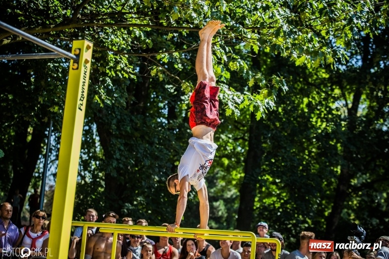 Zdjęcie w galerii na portalu naszraciborz.pl: Widowiskowe zawody na plaży. Trwają Ogólnopolskie Zawody Street Workout wiadomości z regionu