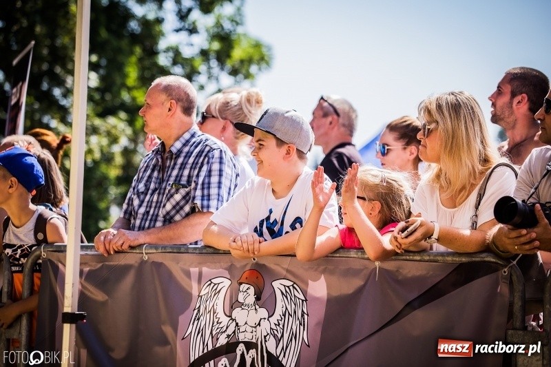 Zdjęcie w galerii na portalu naszraciborz.pl: Widowiskowe zawody na plaży. Trwają Ogólnopolskie Zawody Street Workout wiadomości z regionu