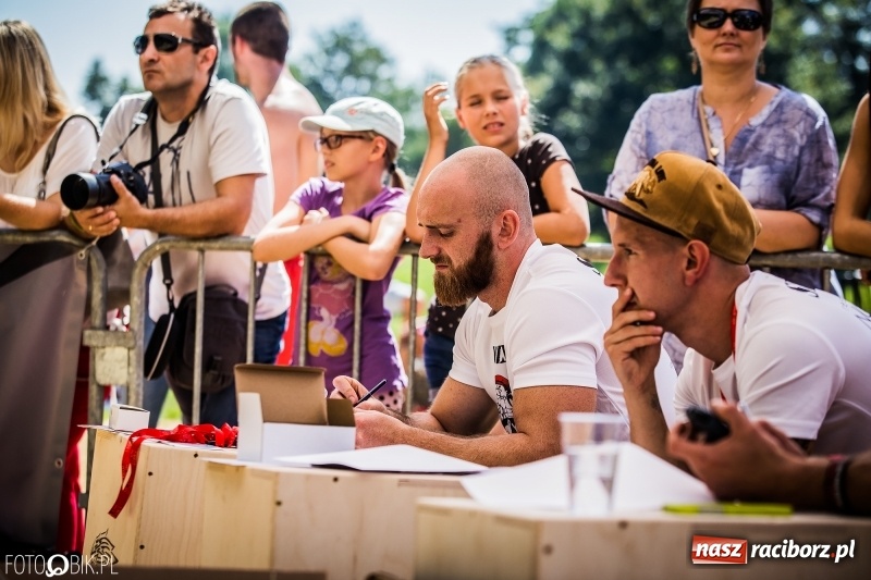 Zdjęcie w galerii na portalu naszraciborz.pl: Widowiskowe zawody na plaży. Trwają Ogólnopolskie Zawody Street Workout wiadomości z regionu